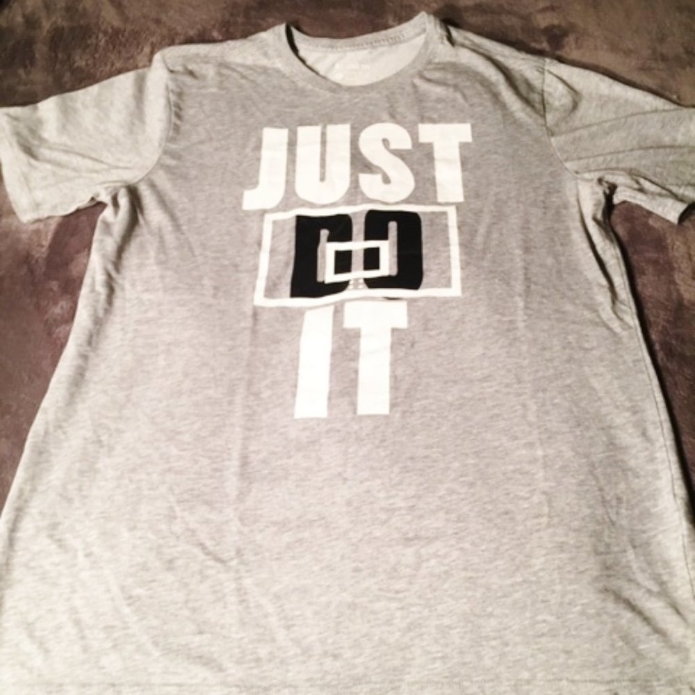 NIKE JUST DO IT MEN'S TEE SIZE (L) GREY